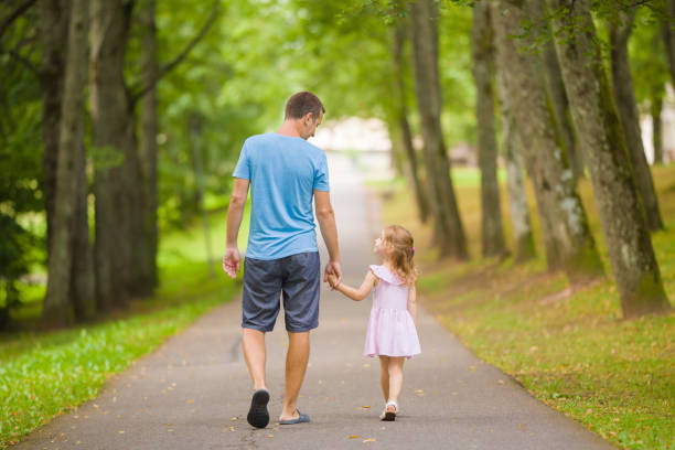 Padre paseando con su hija.